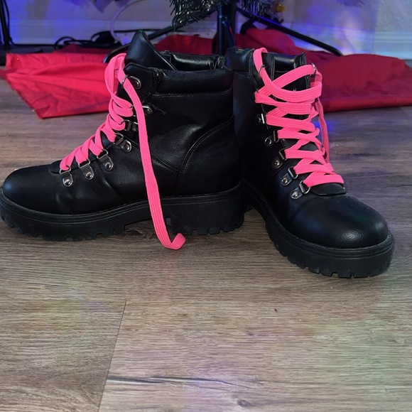 Neon pink and black combat boots!!! 🥾🩷 - Picture 2 of 2